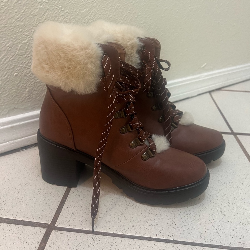 Fur trim brown boots